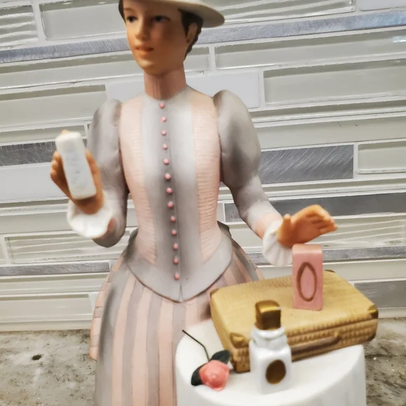 1981 & 1984 Avon Porcelain Women Figurines Avon - Picture 4 of 14